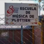DOCENTES DE LA ESCUELA DE MÚSICA DE  PLOTTIER PROTESTARON EN EL CPE POR DESCUENTOS MASIVOS EN SUS SUELDOS