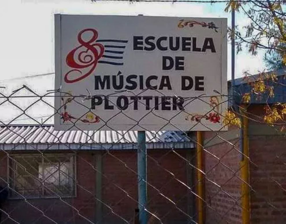 DOCENTES DE LA ESCUELA DE MÚSICA DE  PLOTTIER PROTESTARON EN EL CPE POR DESCUENTOS MASIVOS EN SUS SUELDOS