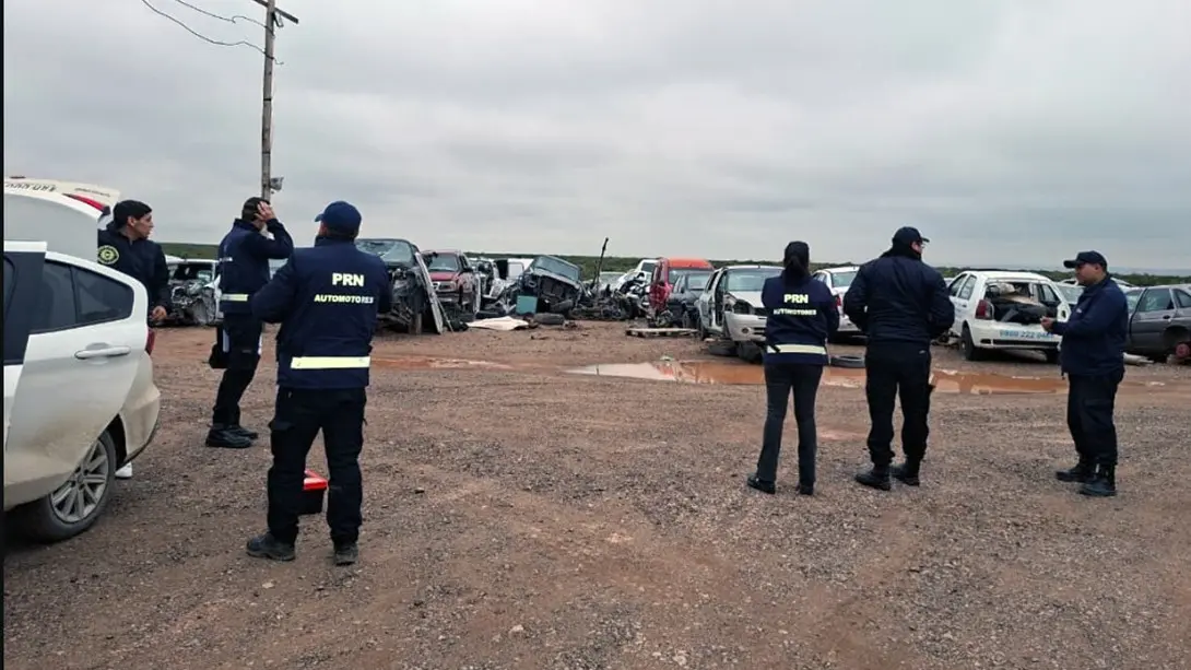OPERATIVO EN BALSA LAS PERLAS: HALLAN VEHÍCULOS ROBADOS Y MOTORES ILÍCITOS EN TRES PROPIEDADES