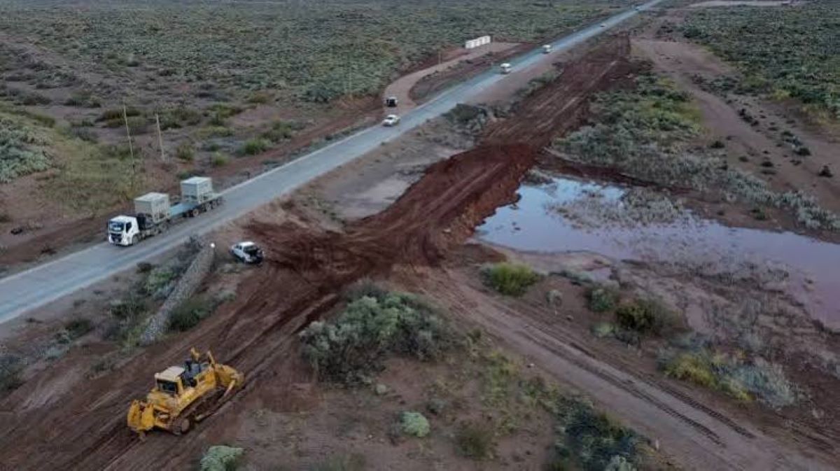 VACA MUERTA AISLADA POR EL TEMPORAL: EL CORTE EN LA RUTA 5 COMPLICA LA LOGÍSTICA PETROLERA