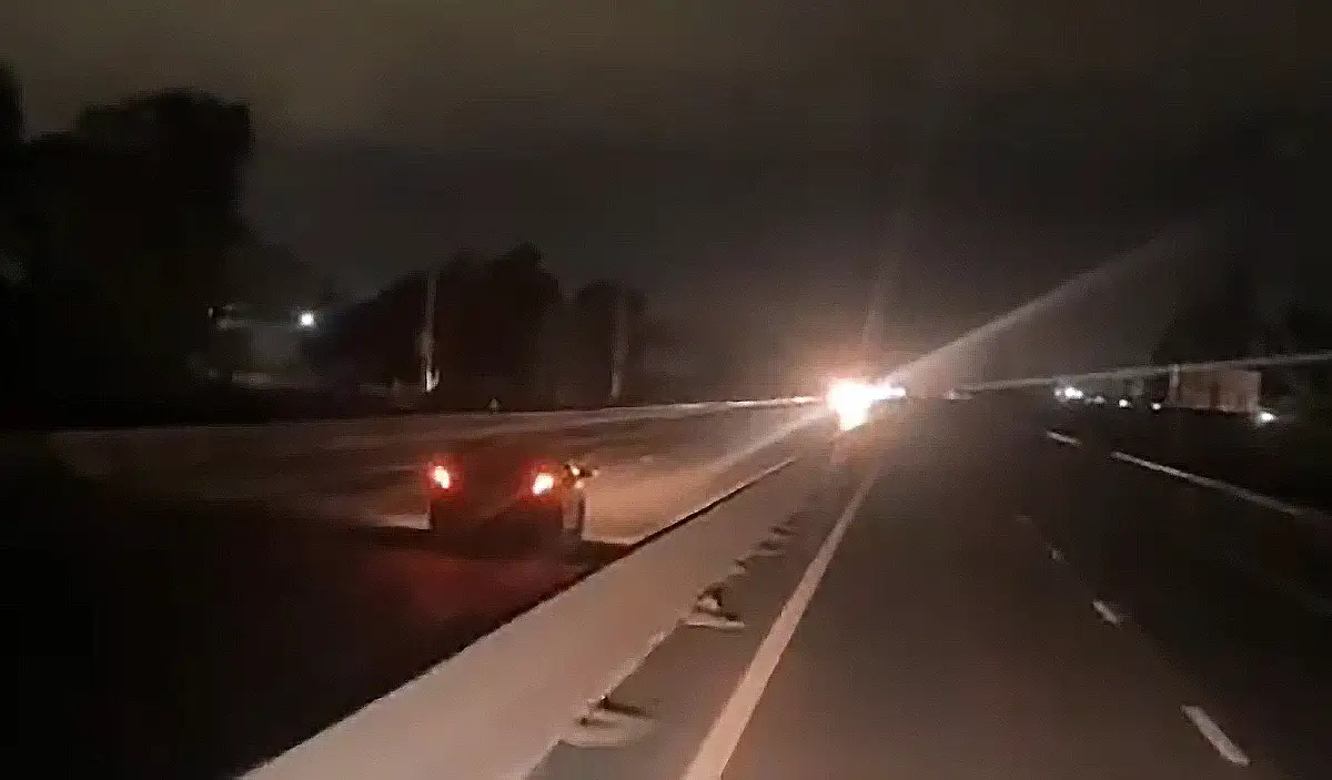 PELIGRO EN LA RUTA 22: GRABAN A UN AUTO CIRCULANDO EN CONTRAMANO ENTRE ORO Y CIPOLLETTI