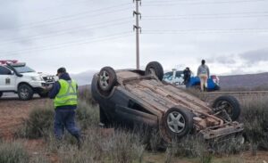 UN AUTOMOVILISTA RESULTÓ ILESO TRAS UN ESPECTACULAR VUELCO EN LA RUTA 237, CERCA DE VILLA EL CHOCÓN